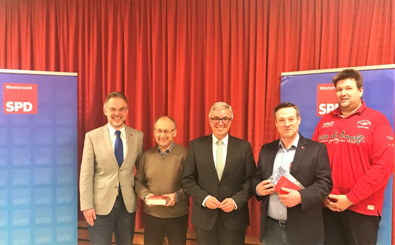 VG-Brgermeister Andreas Heidrich (links) Roger Lewentz (Mitte) und Ortsvereinsvorsitzender Thomas Mockenhaupt (rechts) begren Karl Neef (2.v.l.) und Marco Oettel (2.v.r) im SPD-Ortsverein Mrlen/Unnau. Fotos: SPD WW