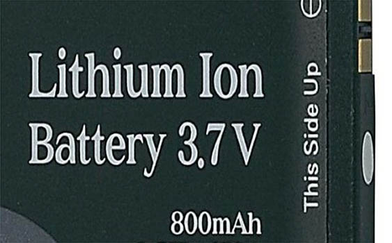 Leicht zu entfernende Lithiumbatterien und -akkus mssen vor der Entsorgung aus den Gerten entnommen und separat der Batteriesammlung zugefhrt werden. Pole vorher abkleben oder Lithiumbatterien und -akkus zustzlich in Folienbeutel verpacken Foto: grz