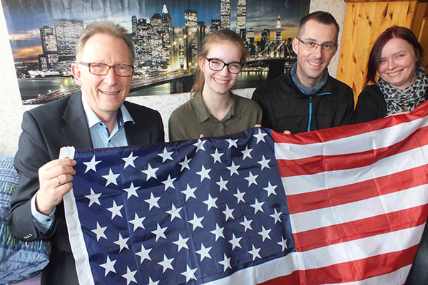 Fr Liana Jopp steht fr die Dauer eines Schuljahres das Abenteuer Amerika. Mit der Gymnasiastin freuen sich (v.li.) Bundestagsabgeordneter Erwin Rddel, ihr Vater Hendrik und ihre Mutter Tatjana. Foto: Reinhard Vanderfuhr / Bro Rddel