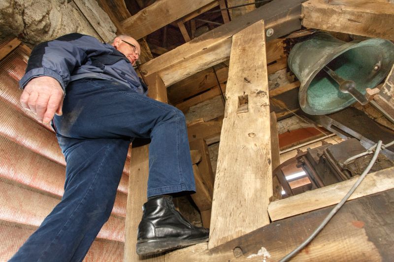 Seit 550 Jahren schlgt die kleine Glocke der Wlferlinger Kirche. Eine echte berlebensknstlerin, die - im Gegensatz zu ihren beiden Geschwistern - nicht eingeschmolzen wurde. Vielleicht liegt das am uerst engen und unzugnglichen Kirchturm des Wlferlinger Gotteshauses, in den sich Kirchenvorsteher Joachim Wintrich (Foto) beherzt emporgeschwungen hat. Foto: Peter Bongard