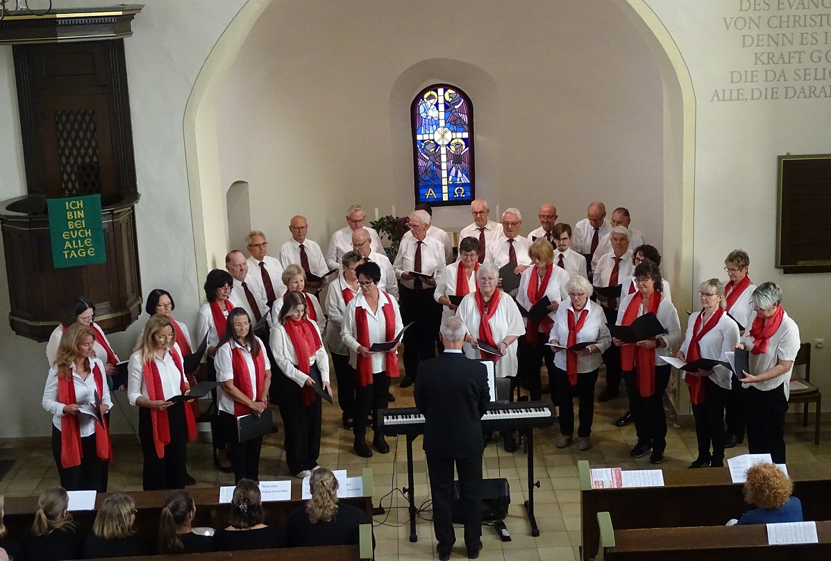 Sie waren in Hochform: der gemischte Chor des Gesangverein Oberbieber beim "Bunten Liederabend" in der heimischen Kirche. (Foto: Hans Hartenfels)