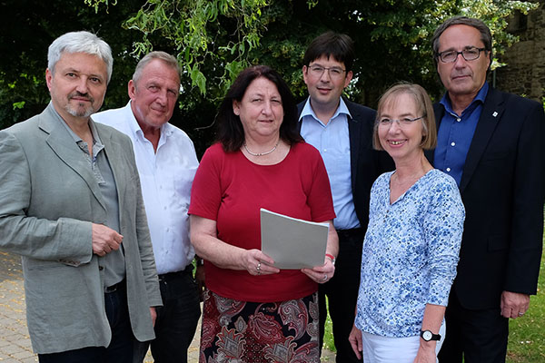 Sie machen sich Gedanken ber das knftige soziale Gesicht Neuwieds (von links): Rainer Litz (Vorsitzender des AWO-Kreisverbandes), Karl-Heinz Pieper (DRK-Kreisgeschftsfhrer), Claudia Pauly (Caritas-Dienststellenleiterin), Sozialdezernent Michael Mang, Renate Schning (Geschftsfhrerin Diakonisches Werk) und Thomas Vo, Sprecher des Parittischen. Foto: Stadt Neuwied