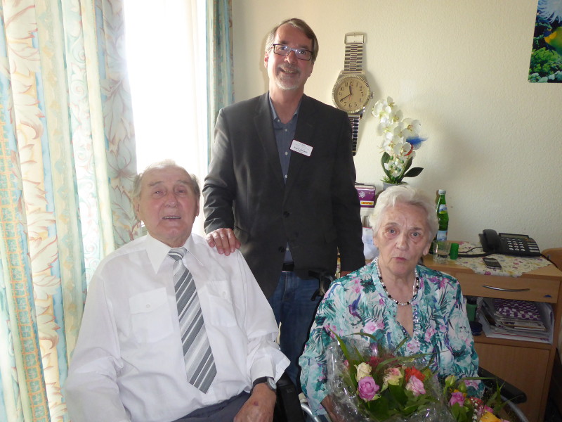 Einrichtungsleiter Sven Lefkowitz gratuliert Familie Wydra zum 65. Hochzeitstag. 
