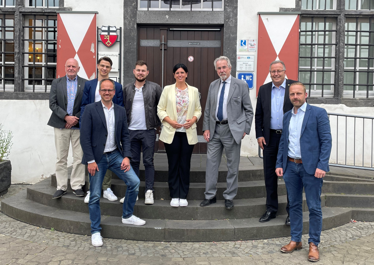 Von links: Didi Przgen (Linzer Werbegemeinschaft), Tim-Jonas Lbeth (FDP), Philipp Amberg (FDP), Sebastian Nelles (FDP), Carina Konrad MdB (FDP), Brgermeister Dr. Hans Georg Faust, 1.Beigeordneter Helmut Muthers, Steffen Becker (FDP). (Foto: Privat)