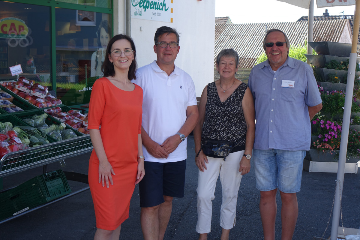 Am Stand von Frank Becker (2.v.l.) und der FWG am St. Kathariner CAP-Markt kamen der Brgermeisterkandidat und weitere FWG-Politiker mit interessierten Brgern zusammen. (Fotos: FWG VG Linz)