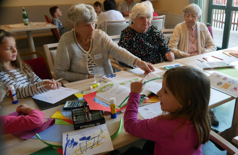 Die Kindergartenkinder und Senioren beim gemeinsamen basteln und malen von Bildern fr einen Kalender. Foto: Privat