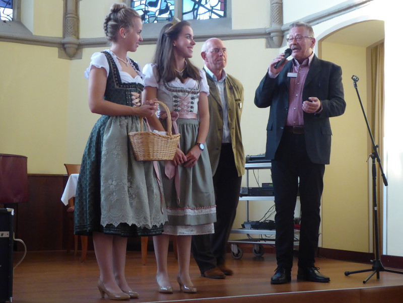 Weinprinzessin Rabea, Weinknigin Jana I., Einrichtungsleitung Jrg Schneider-Ramseger und Karl-Heinz Weissenfeld (von links) beim Herbstfest. Foto Privat