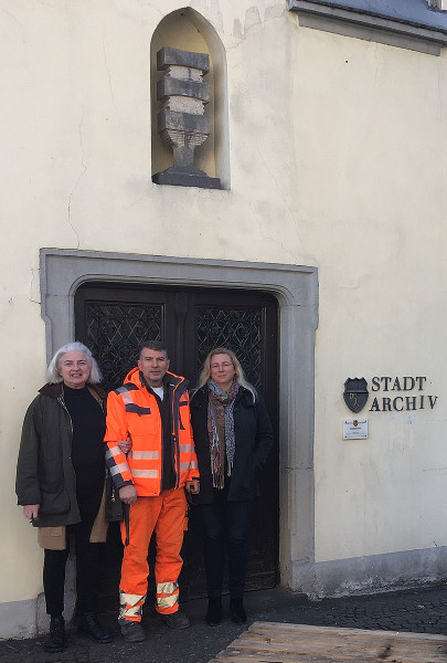 Maria Oellers (links) und Stadtarchivarin Andrea Rnz freuen sich ber die Jakobsleiter, die Bauhofmitarbeiter Hasan Binakaj und ein Kollege aufgestellt haben. Foto: Stadt Linz