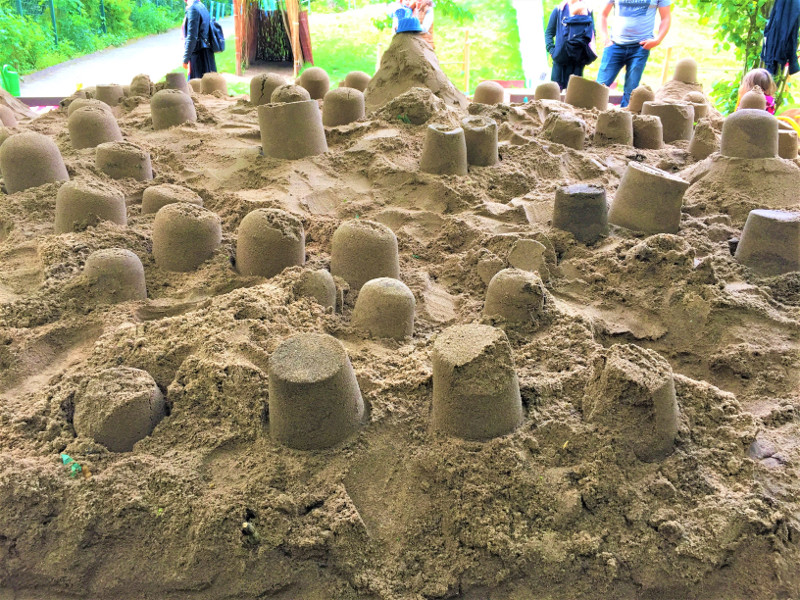 Diese Riesensandburg war nur eine der Attraktionen beim Familientag in der Linzer Kita. Foto: Privat