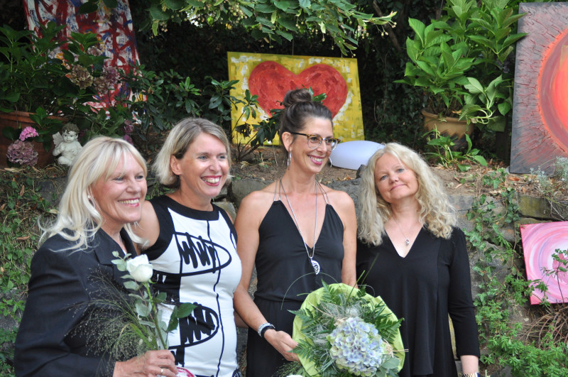 Von links: Edith Kaufmann, Laudatorin Eva Maria Dech, Iris Birrenbach, Ditha Rechert. Foto: Privat