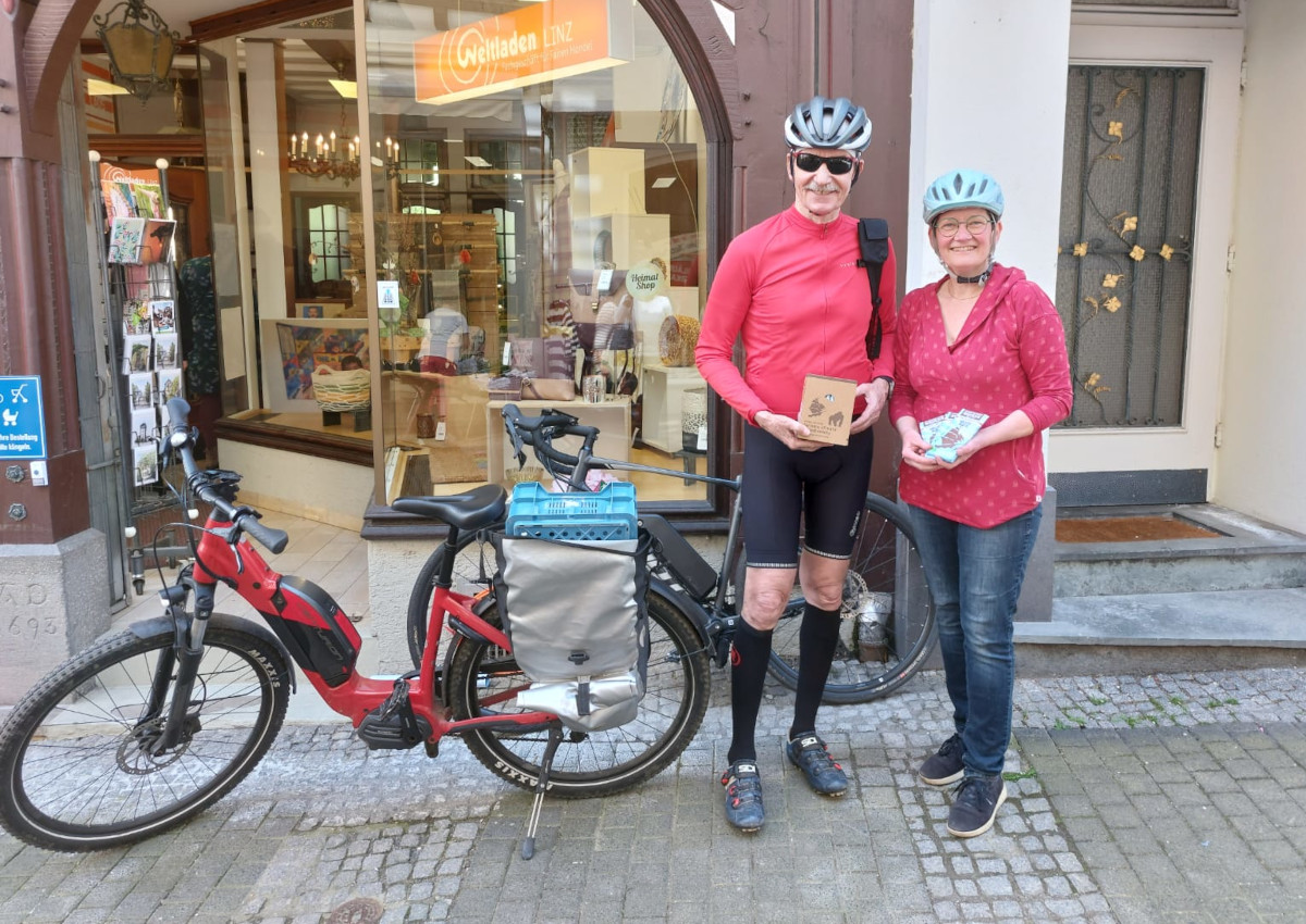 Annette Foerster und Otmar Tokarz radelten die Schokolade nach Linz. (Fotos: Weltladen Linz)