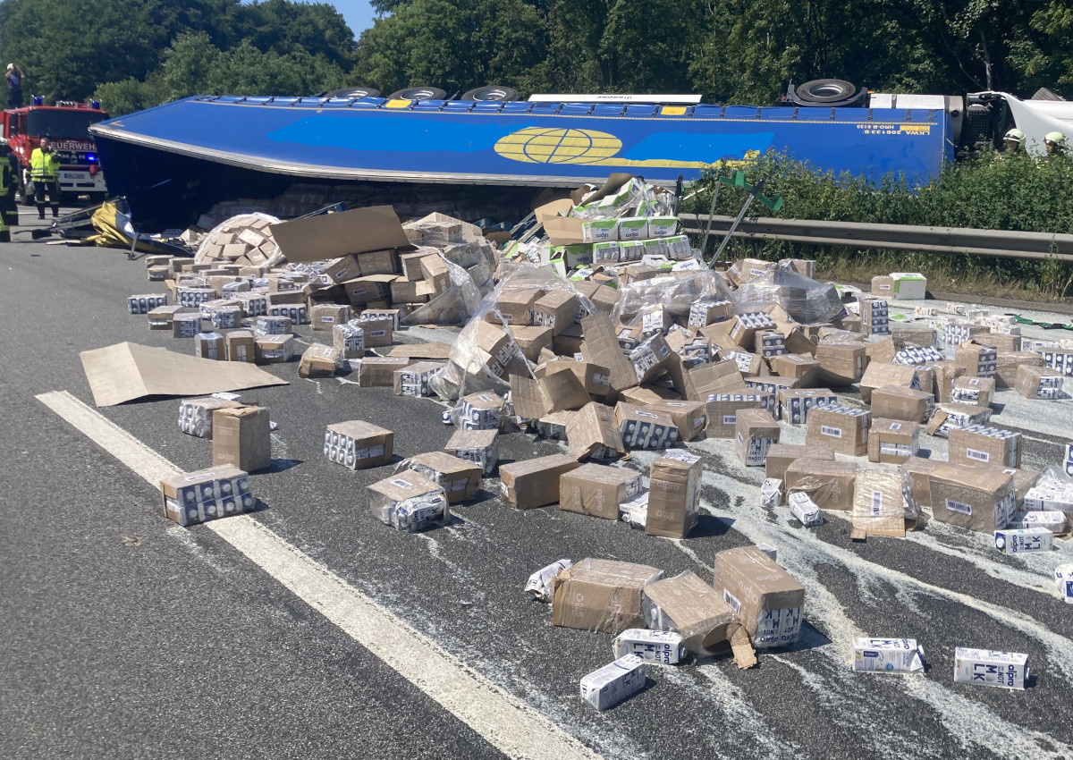 Sperrung auf der A3 bei Linkenbach: Sattelzug kippt nach Reifenplatzer in die Mittelschutzplanke