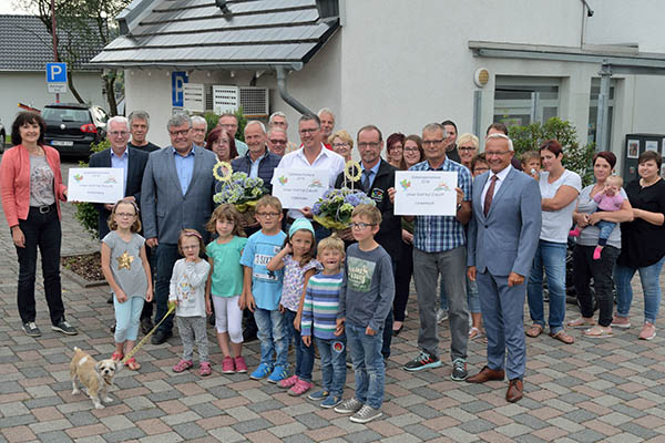 Landrat Achim Hallerbach und der erste Kreisbeigeordnete Michael Mahlert gratulierten den Siegergemeinden fr das hervorragende Abschneiden im Gebietsentscheid. Foto: Kreisverwaltung