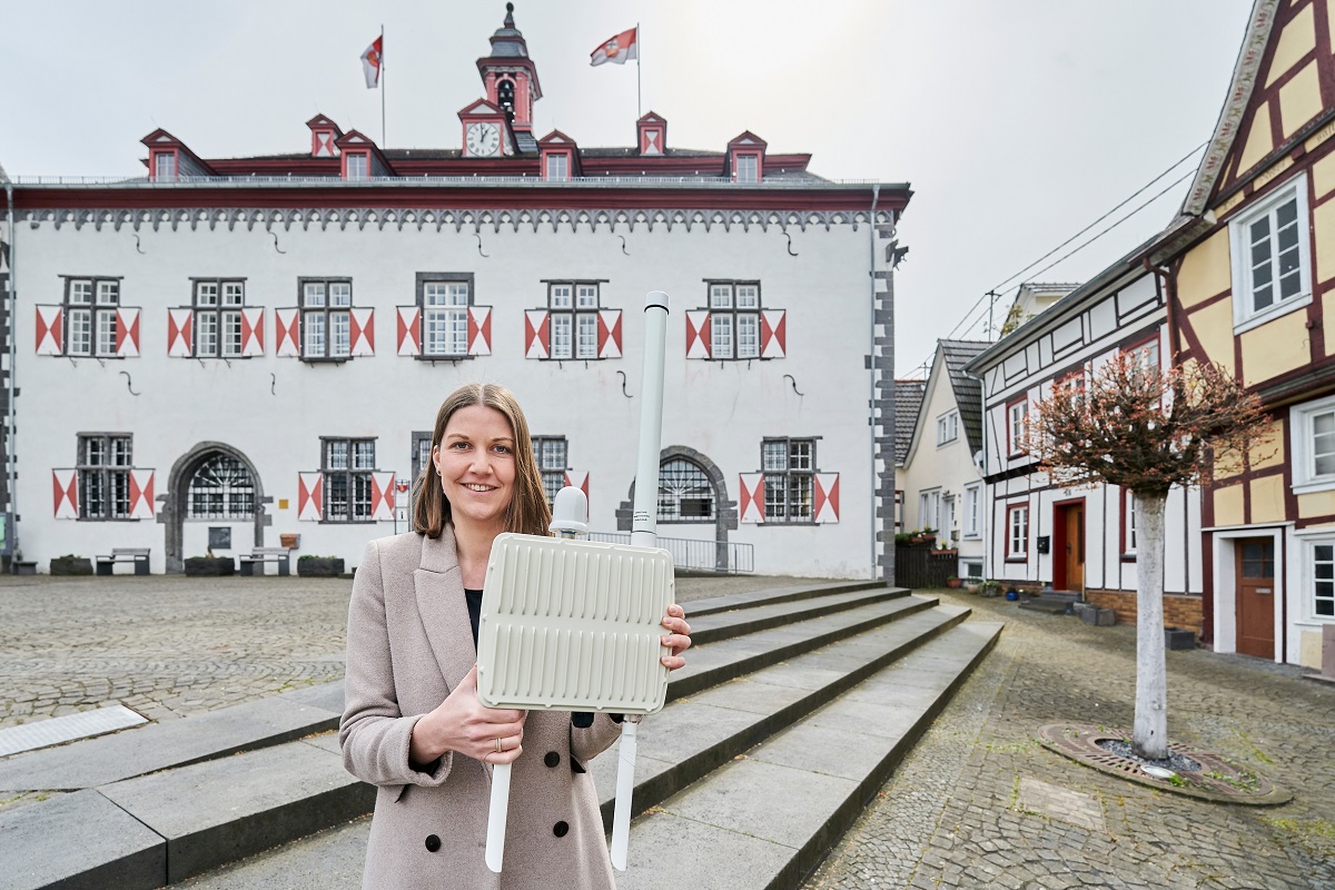 Citymanagerin Karin Wessel mit der LoRaWAN-Funkantenne vorm historischen Rathaus in Linz. Dort wurde das Herzstck des Smart-City-Projekts im Glockenturm installiert. (Foto: Sascha Ditscher/evm)