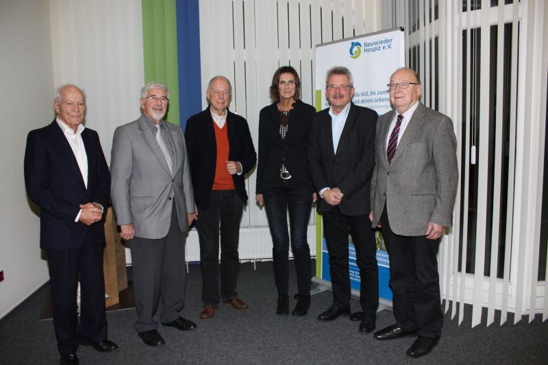 Horst Roth, Bernhard Ickenroth, Wolfgang Sulzbacher, Dr. Sylvia Brathuhn, Hans-Peter Knossalla und Pfarrer Helmut Cordes. Foto: Hospizverein Neuwied       