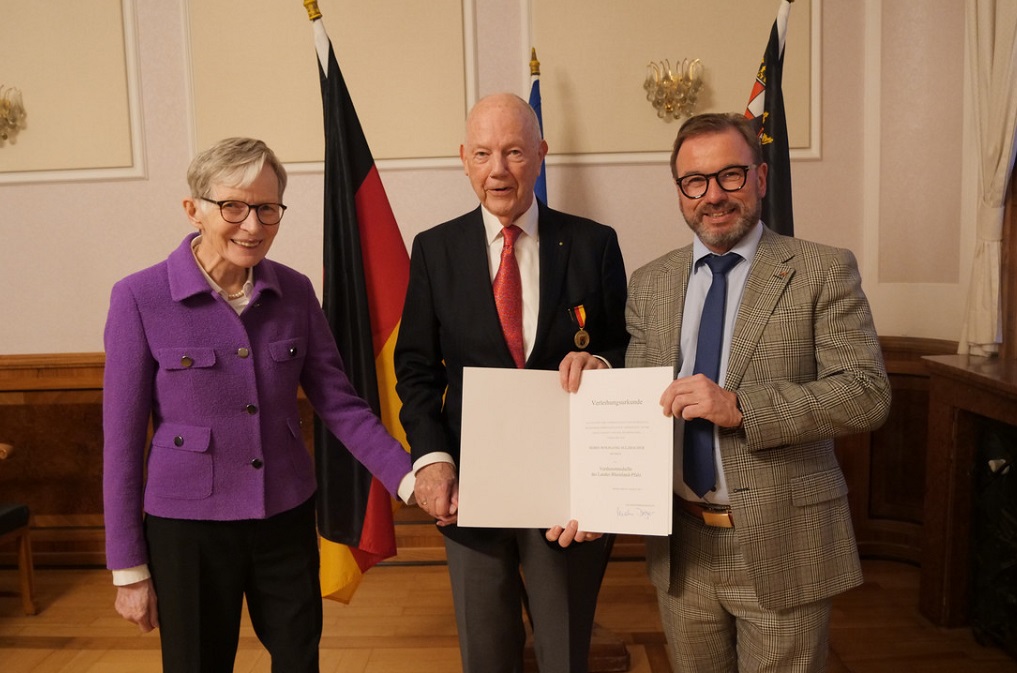 SGD-Nord-Prsident Wolfgang Treis (re.) berreichte die Urkunde an Wolfgang Sulzbacher (Mitte). Mit ihm freute sich seine Ehefrau Elisabeth Sulzbacher (li.). (Foto: SGD Nord)