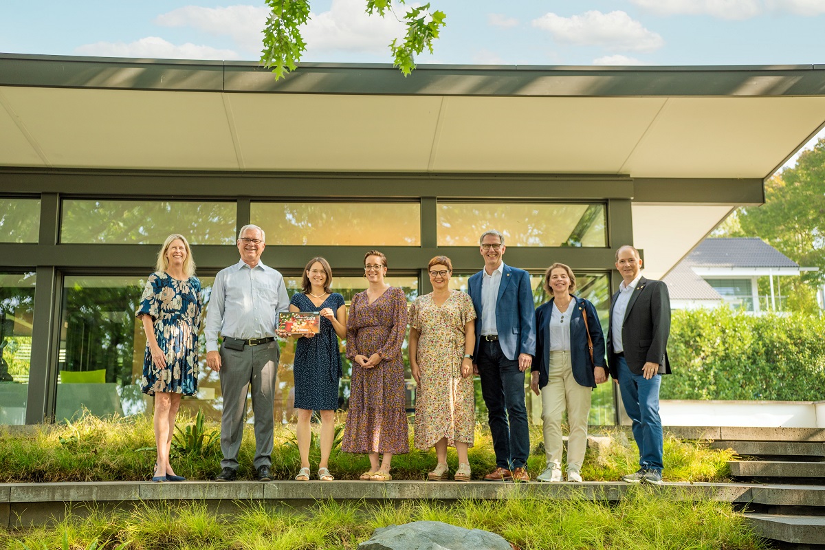 Von links: Doris Kohlhas (Lions Club Bad Marienberg), Georg Huf (Lions Club Bad Marienberg), Vanessa Sahm und Katharina Pfender (beide AKHD Siegen), Stefanie Rttgen (Lions Club Westerwald), Jrg Rttgen (Prsident Lions Club Westerwald), Heike Janes (Prsidentin Lions Club Friedrich Wilhelm Raiffeisen), Thomas Weigel (Prsident Lions Club Bad Marienberg). (Foto: HUF Haus)