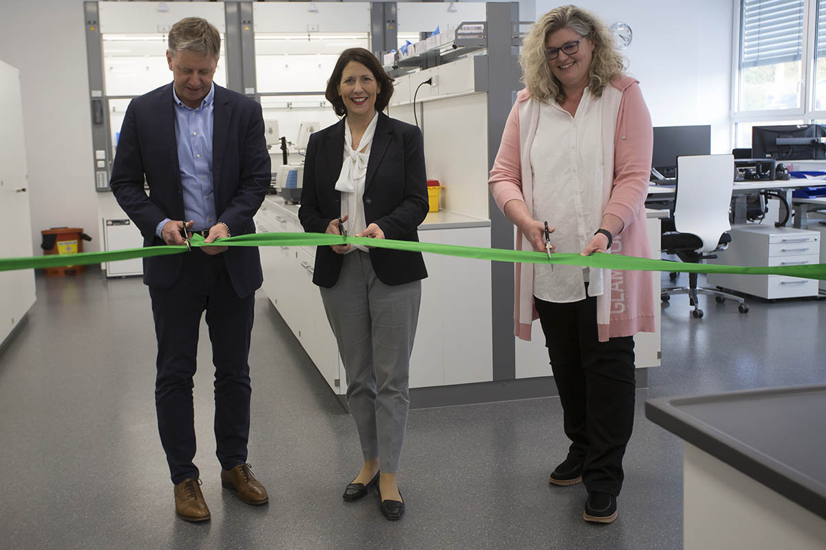 Daniela Schmitt, Wirtschaftsministerin des Landes Rheinland-Pfalz, bei der feierlichen Einweihung des neuen Qualittslabors des Neuwieder Klebebandherstellers Lohmann, gemeinsam mit Geschftsfhrer Dr. Jrg Pohlman und Sonja Knig, Leiterin Central Testing Services bei Lohmann (rechts). Fotos: Wolfgang Tischler