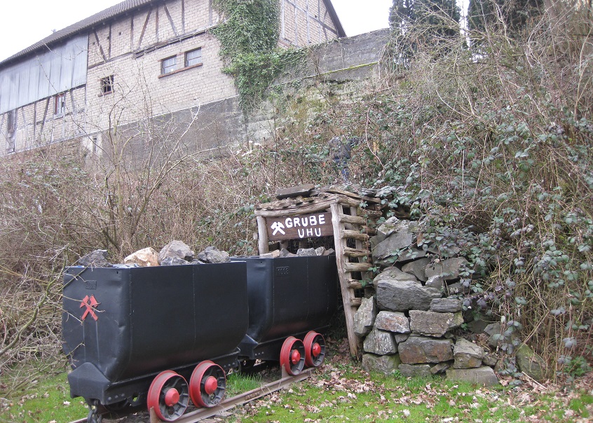 Bergbau-Lore am Ortseingang Pracht  neu aufgestellt