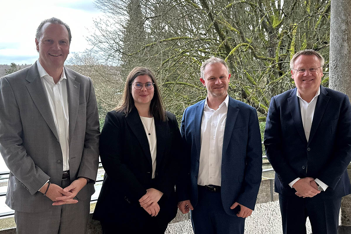 Tauschten sich zu den aktuellen Herausforderungen aus: (von links) CEO Wolfgang Sle; Wirtschaftsfrdererin Alexandra Rnz, Oberbrgermeister Jan Einig und CPO Dr. Klemens Schulz. Foto: Stadt Neuwied / Ulf Steffenfauseweh