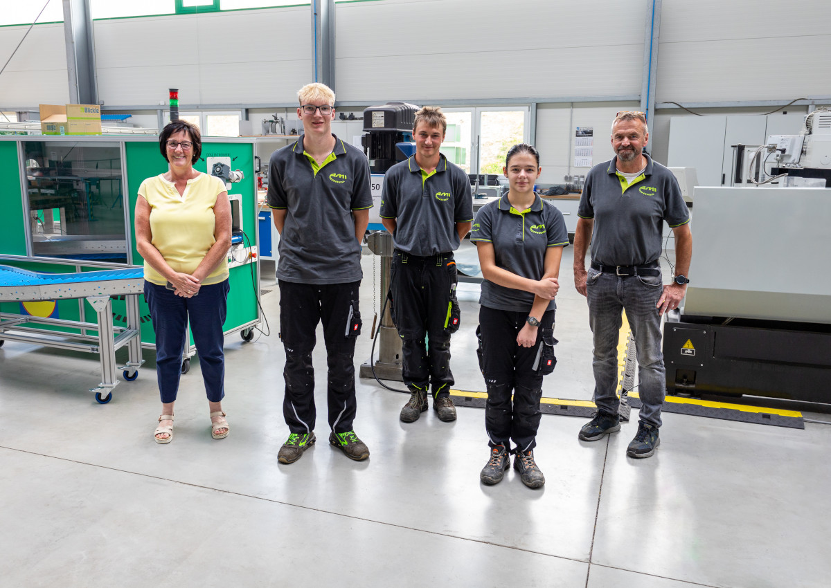 Prokuristin Brbel Kempf (links) und Meister und Ausbilder Werner Nauroth (rechts) begrten drei neue Azubis. (Foto: AMI Frdertechnik)