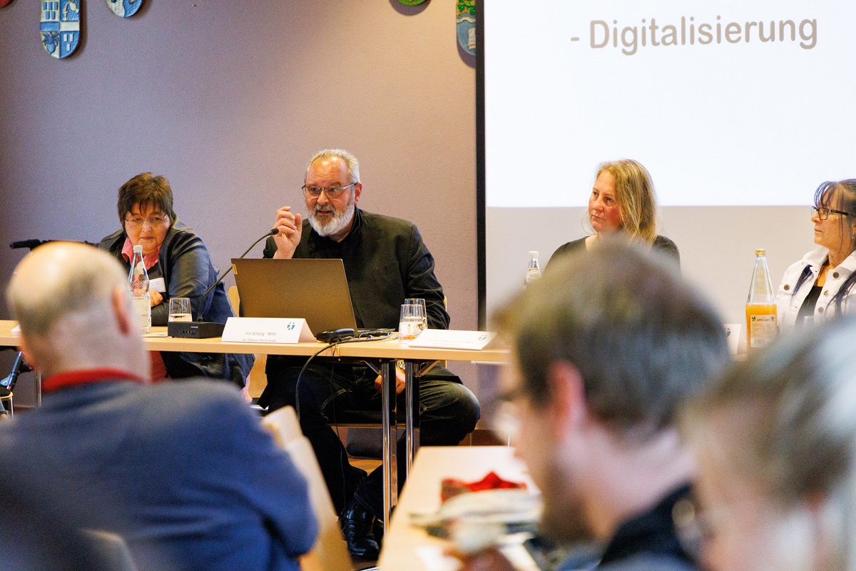 Dekan Dr. Axel Wengenroth gibt einen berblick ber den Reformprozess ekhn2030. (Fotos: Sabine Hammann-Gonschorek)