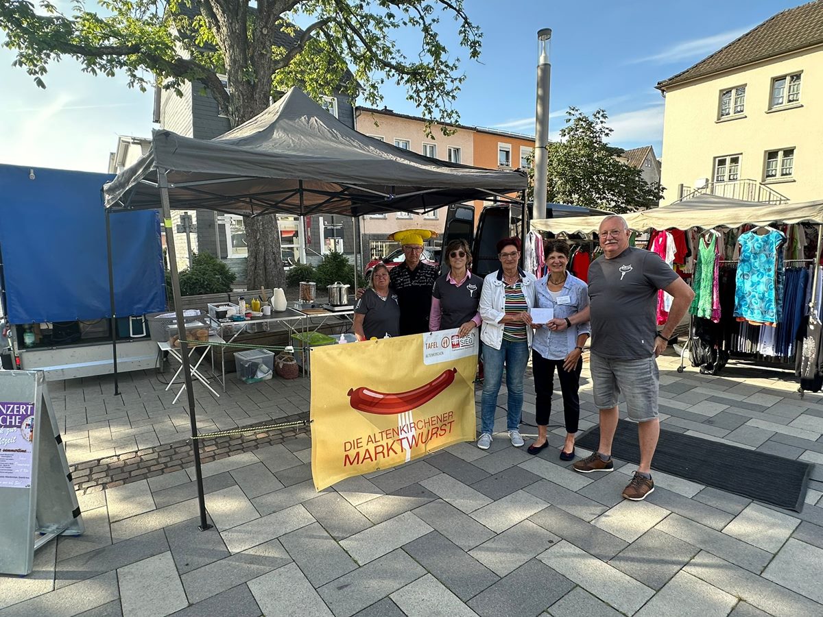 Das Team der "Altenkirchener Marktwurst" ist unermdlich fr den guten Zweck im Einsatz (Foto: Veranstalter)