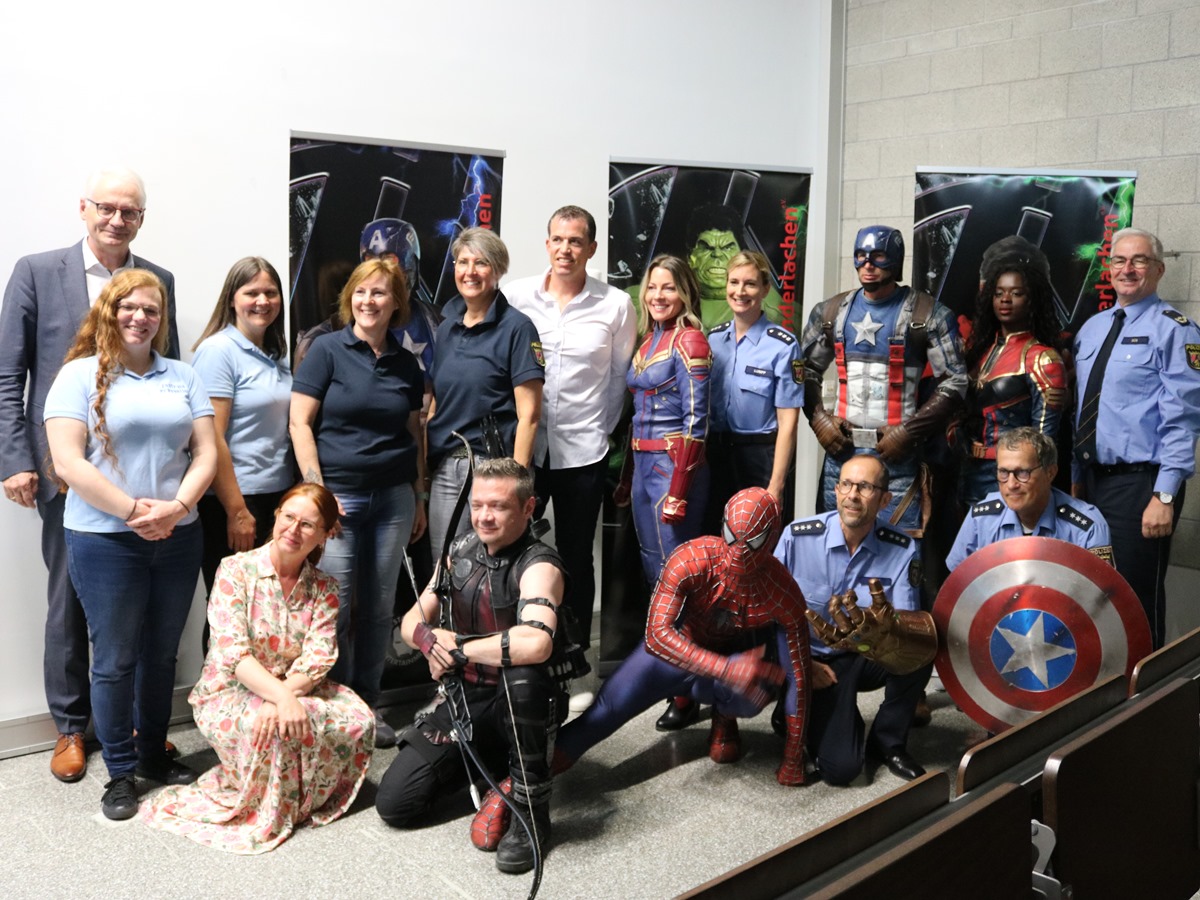 Grundschler aus Koblenz trafen die Marvel-Superhelden gemeinsam mit den wahren Helden der Polizei