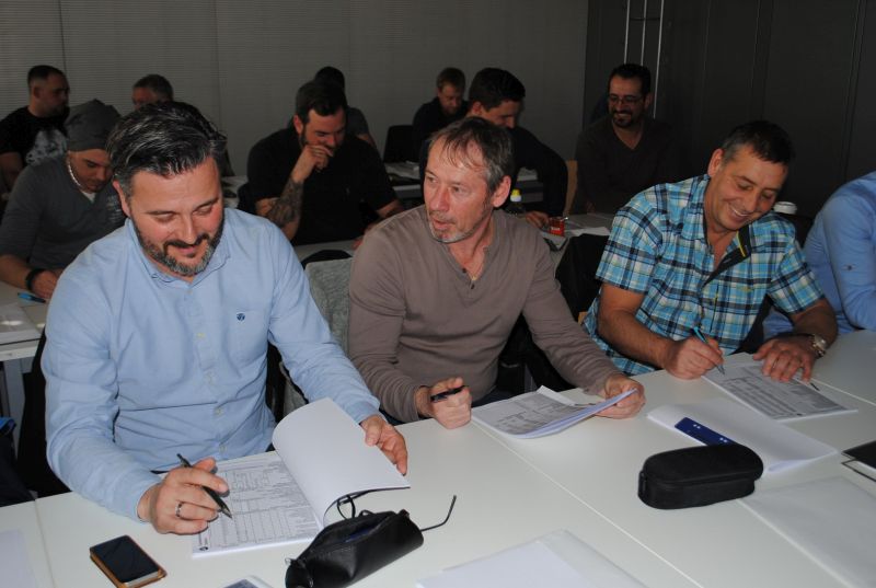 (v.l.) Uwe Sassenheim, Erik Zyska und Michael Neis gehren zu den 15 Teilnehmern, die sich bei der Handwerksammer Koblenz auf den Meisterbrief im Gerstbauerhandwerk vorbereiten. Foto: HwK Koblenz 