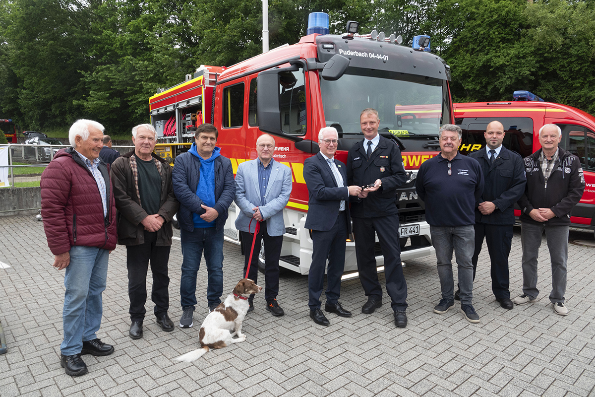 Brgermeister Volker Mendel bergibt Wehrfhrer Ansgar Geimer offiziell die Fahrzeugschlssel. Fotos: Feuerwehr VG Puderbach/Wolfgang Tischler