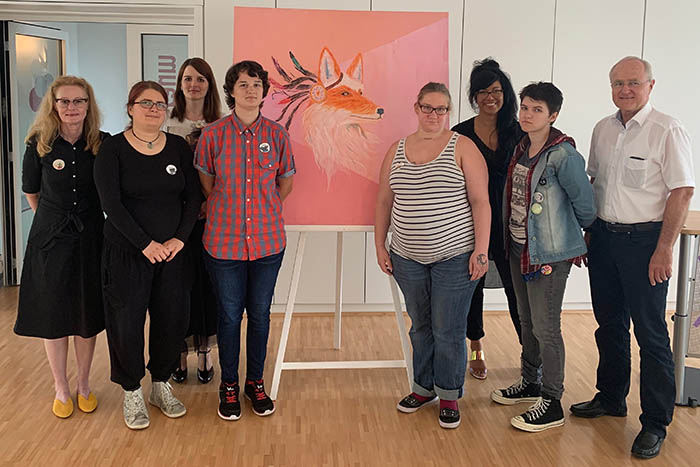 Vier der Knstlerinnen standen den Besuchern der Vernissage fr alle Fragen zur Verfgung. Von links nach rechts: Elke Drr-Hosseini (Leiterin Projekt MOEWE), Judith Sinan, Sarah Runkel, Desiree Grochelewski, Eveline Mrlebach (Leiterin Offenes Atelier), Anastasia Wambolt, Manfred Plag (Leiter Jobcenter). Fotos: pr