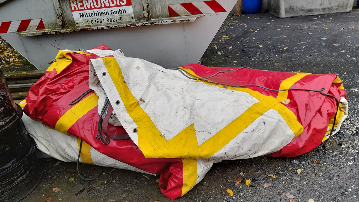 Illegale Entsorgung einer Zirkuszeltplane in der Gemarkung Brdenbach
