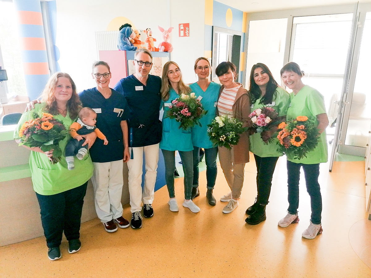 Die Kinderrztin Julia Grnewald (4. von rechts) mit ihrer Vorgngerin Solveig Dring (3. von rechts) und ihrem Team bei der Praxiserffnung. Willkommen geheien wurden sie von Chefrztin Dr. Katharine Louise Kastor und Chefarzt Dr. Kai Zbieranek (2. und 3. von links) von der Klinik fr Kinder- und Jugendmedizin im Marienhaus Klinikum St. Elisabeth. (Foto: Beate Christ)