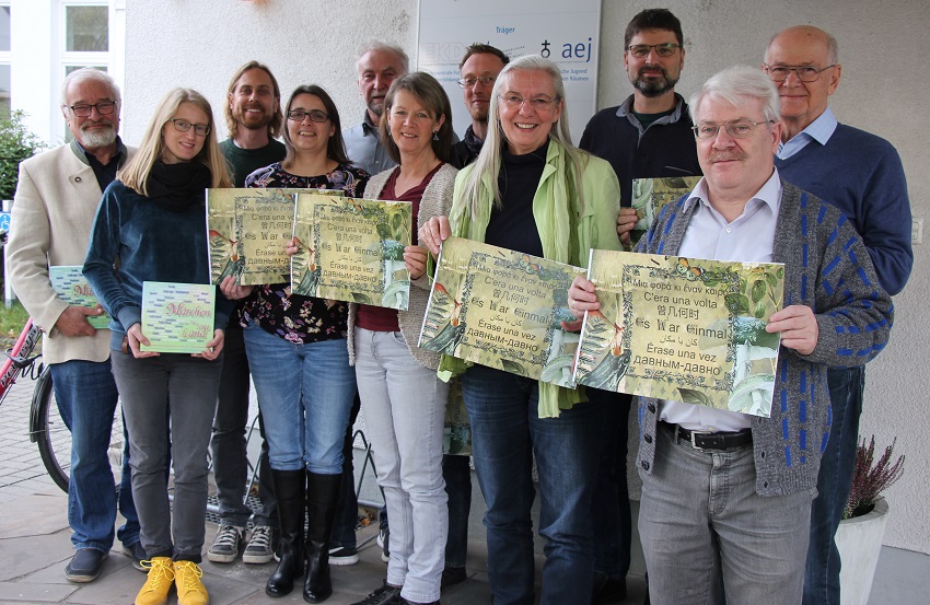 Der Beirat fr Weiterbildung ist Trger des neuen Buchprojektes im Kreis Altenkirchen. Das Foto entstand noch vor Inkrafttreten der kontaktreduzierenden Manahmen und Abstandsregeln im Zuge der Corona-Pandemie. (Foto: Kreisverwaltung Altenkirchen) 