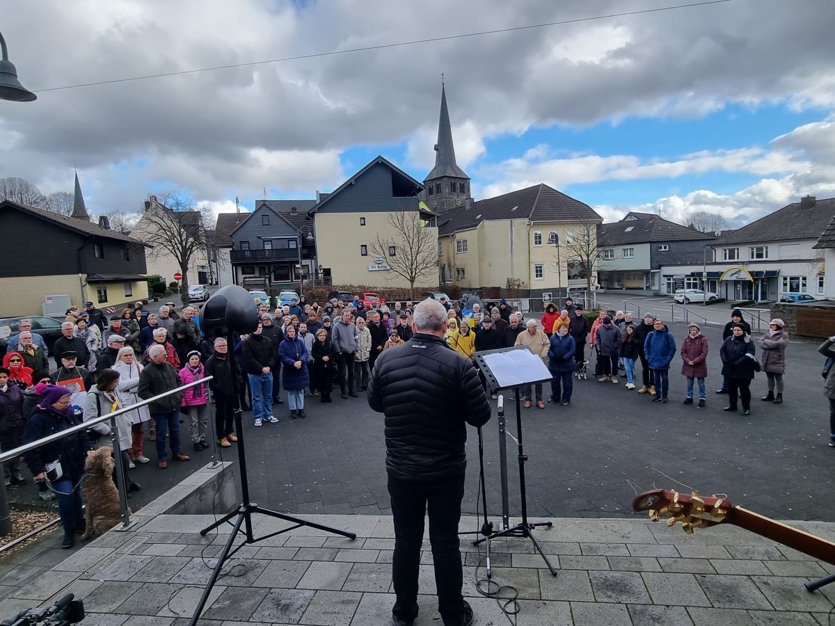 Rund 150 Menschen finden sich auf dem Synagogenplatz in Hamm zur Mahnwache ein. (Foto: vh) 