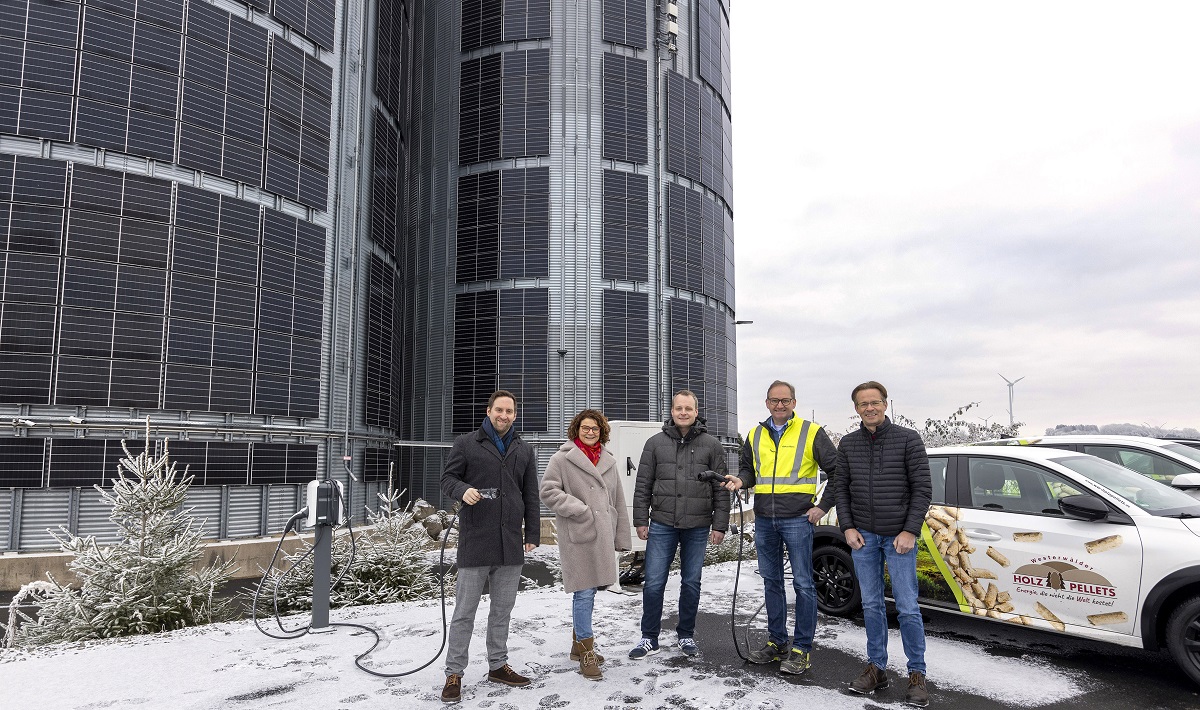 ber den Vertragsabschluss freuen sich (v.l.n.r.): Timo Karl (Nachhaltigkeitskoordinator der VG Hachenburg), Gabriele Greis (Brgermeisterin der VG Hachenburg), Thomas Solbach (Abteilungsleiter Strom der MANN Naturenergie), Markus Mann (Geschftsfhrer MANN Naturenergie) und Marco Drner (Erster Beigeordneter der VG Hachenburg). (Foto: Rder-Moldenhauer)