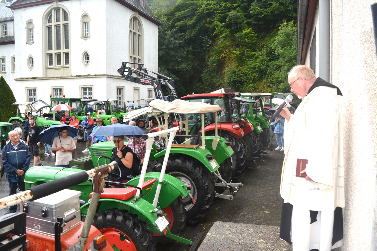 Himmlische Untersttzung: Traktorensegnung im Kloster Marienstatt mit Gottes Hilfe