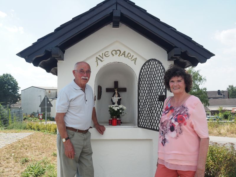 Friedrich Girkens und Maria Starke sind erfreut: Das Heiligenhuschen und die Marienfigur erstrahlen in neuem Glanz. Fotos: privat