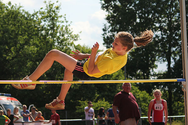 Marie Bckmann berspringt 1,40 Meter. Archivfoto: VfL Waldbreitbach