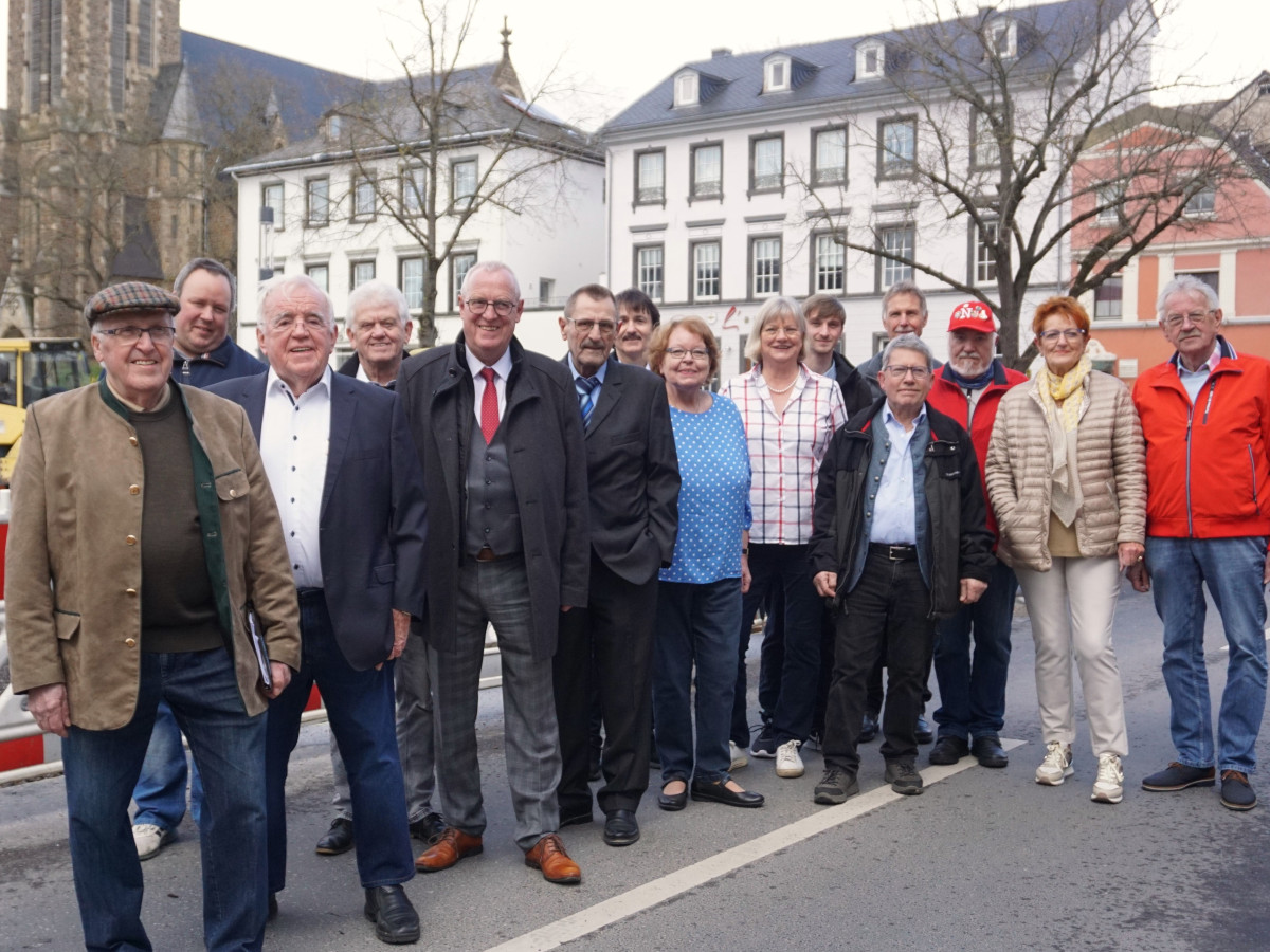 Die Mitglieder des SPD Ortsvereines Neuwied Stadtmitte und Irlich freuen sich ber die fast abgeschlossene Neugestaltung des Marktplatzes. (Foto: Biggy Hof)