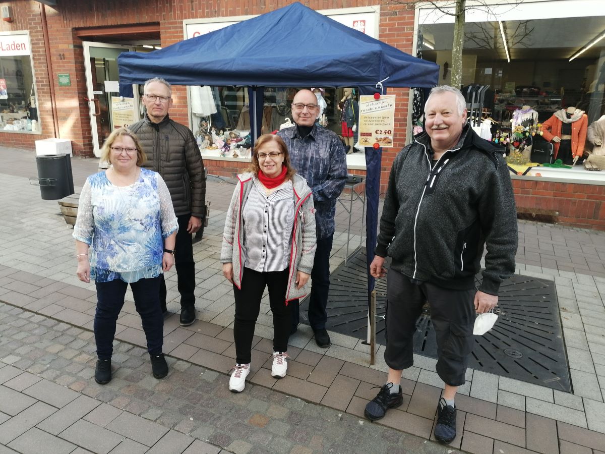 Sie hoffen auf einen guten Absatz der Marktwurst (von links): Heike Gelhaar, Hans Peter Junior, Hwayda Charchar, Peter Schulze (beide Caritas-Laden) und Achim Gelhaar. (Foto: vh)