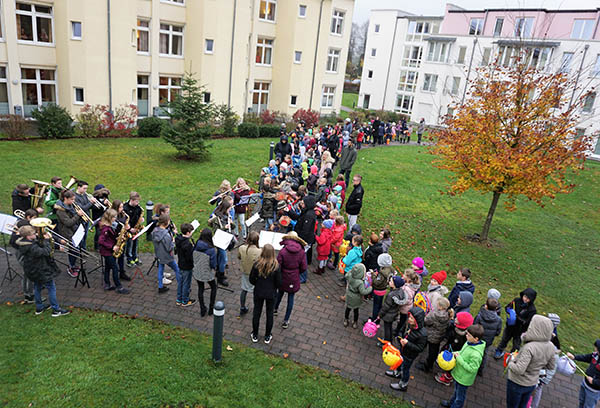 St. Martins Chor aus 140 Kindern mit Musikern und Lehrern. Foto: Krankenhaus  