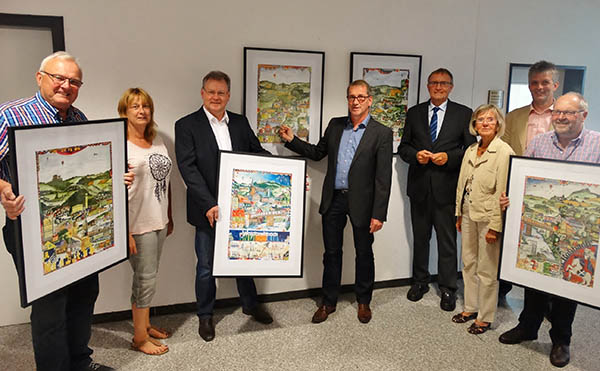 Prsentation der Grafiken durch Martin Schmitz (Mitte) im Rathaus. Foto: pr