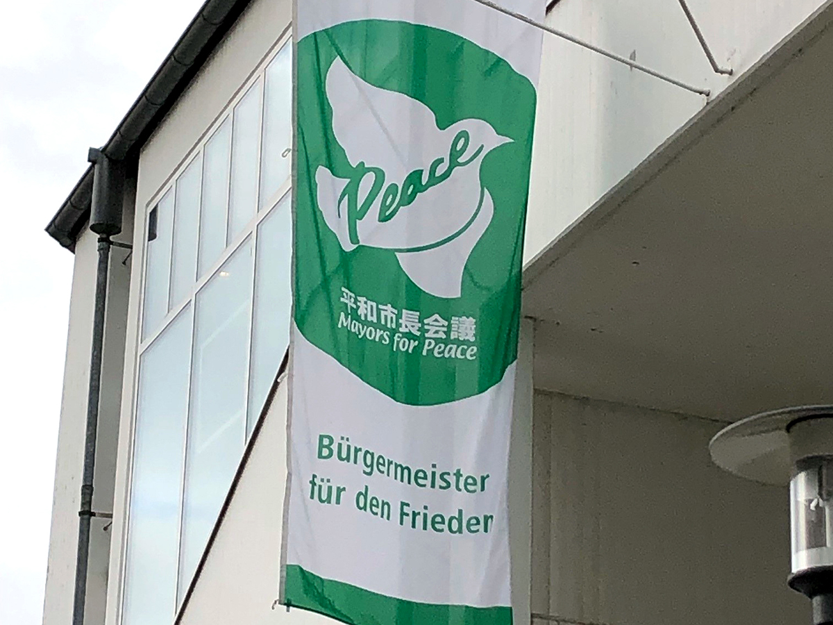 Brgermeister Otto Neuhoff: Flagge der Mayors for Peace" gehisst 