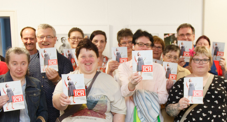 Fast ein Jahr ist es her, dass ein fr alle Beteiligten ungewhnliche Foto-Shooting stattgefunden hat. Jetzt zeigen sie ihre Ausstellung in Mainz. (Foto: Evangelisches Dekanat Westerwald) 