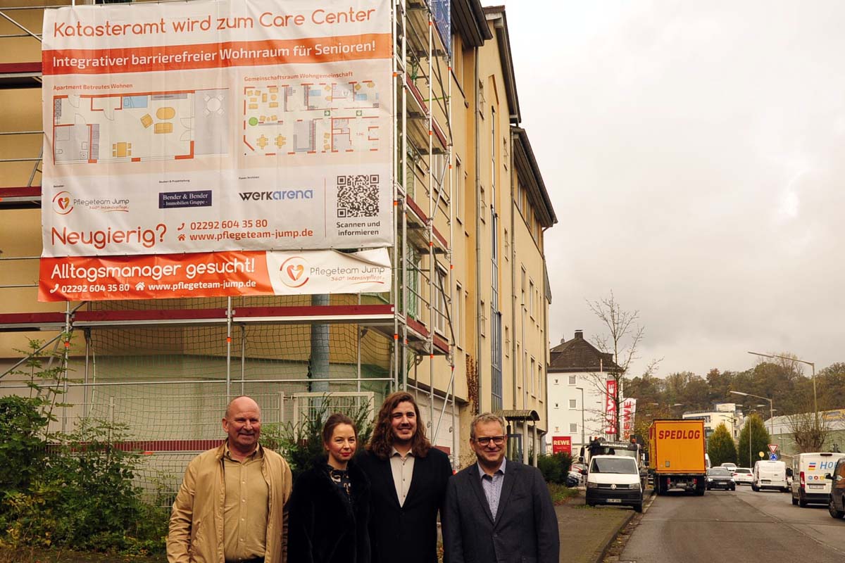 (v. li.) Mike Bender, Janine Alomar, Antonio Alomar und Berno Neuhoff trafen sich zur Baustellenbesichtigung (Bilder: kk) 