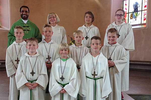 Einfhrung neuer Messdiener in Pfarrort St.Petrus in Ketten 