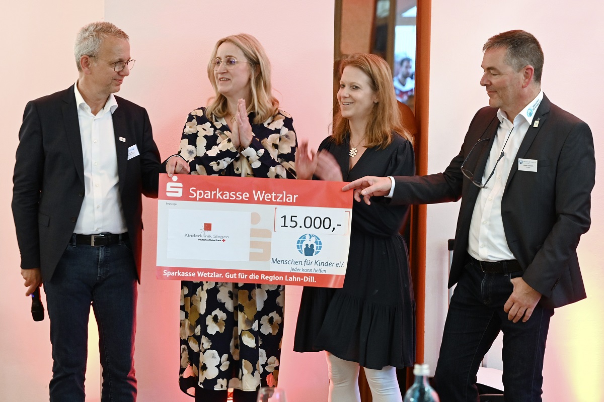 Dieter Greilich und Matthias Spth (beide Menschen fr Kinder e.V.) berreichten den Scheck an Corinna Lemberg und Tanja Bauschert. (Foto: DRK-Kinderklinik Siegen gGmbH)