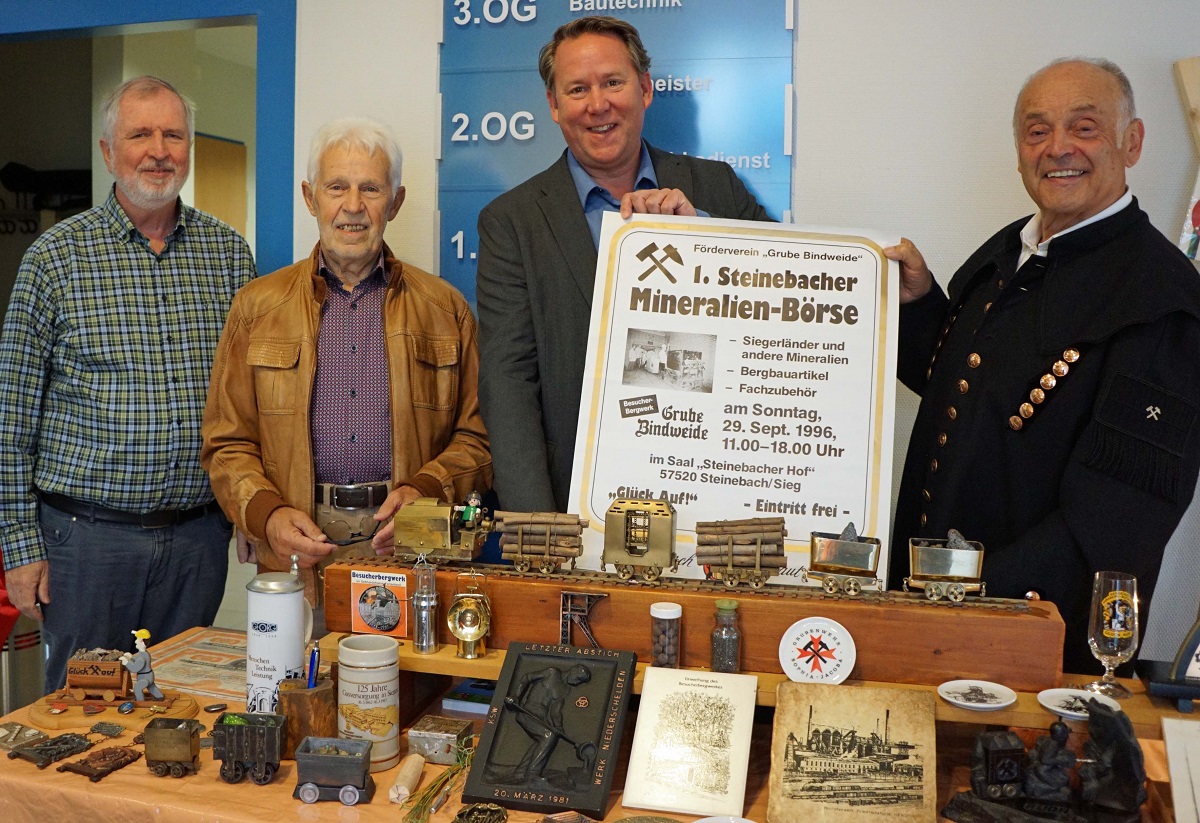 Beim Start der 25. Schmuck- und Mineralienbrse in Gebhardshain tauchte am Sonntag ein Plakat vom Ursprung im Jahr 1996 auf. Es staunten Organisator Konrad Schwan (von links), der damalige Brgermeister Gnter Schneider, Erster VG-Beigeordneter Joachim Brenner und Bergbaufreund Joachim Weger. (Foto: Irene Weger)