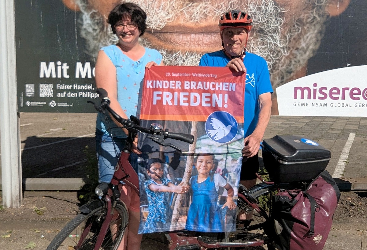 Bei Misereor in Aachen wurde Hermann Reeh von Suzanne Lemken begrt. Ihr berreichte er die gesammelten Spenden von Dreitausendzweihundertneunzig Euro. (Foto: privat)